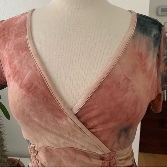 Bae City short sleeved tie-dye crop top. V-neck. Adjustable scrunched front - Picture 2 of 13